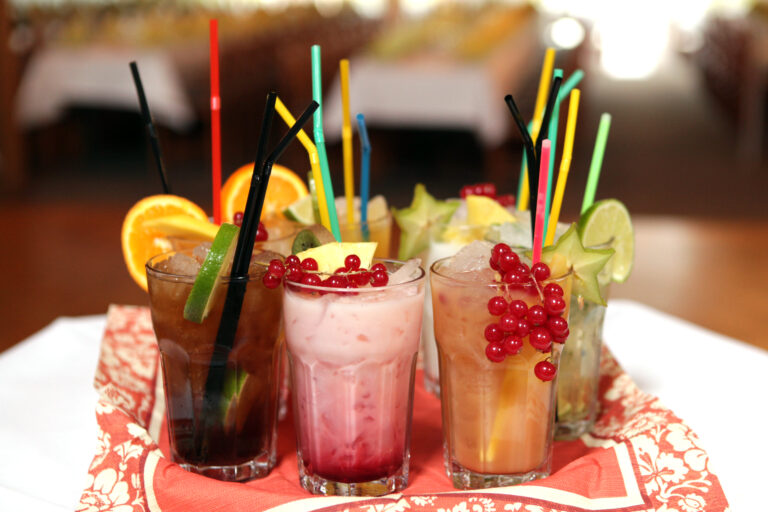 Cocktails mit Früchten und Eis
