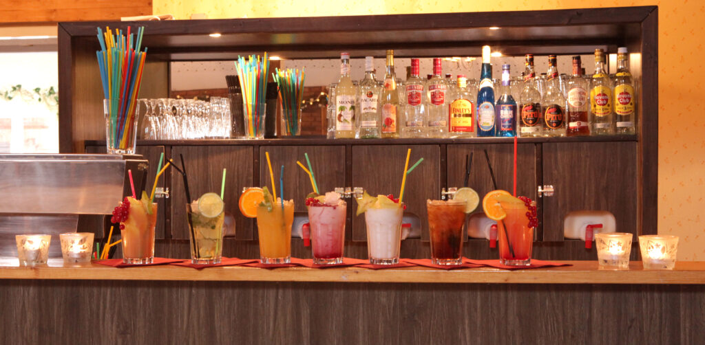 Auswahl farbenfroher Cocktails an der Bar des Meta Goldenen Adler