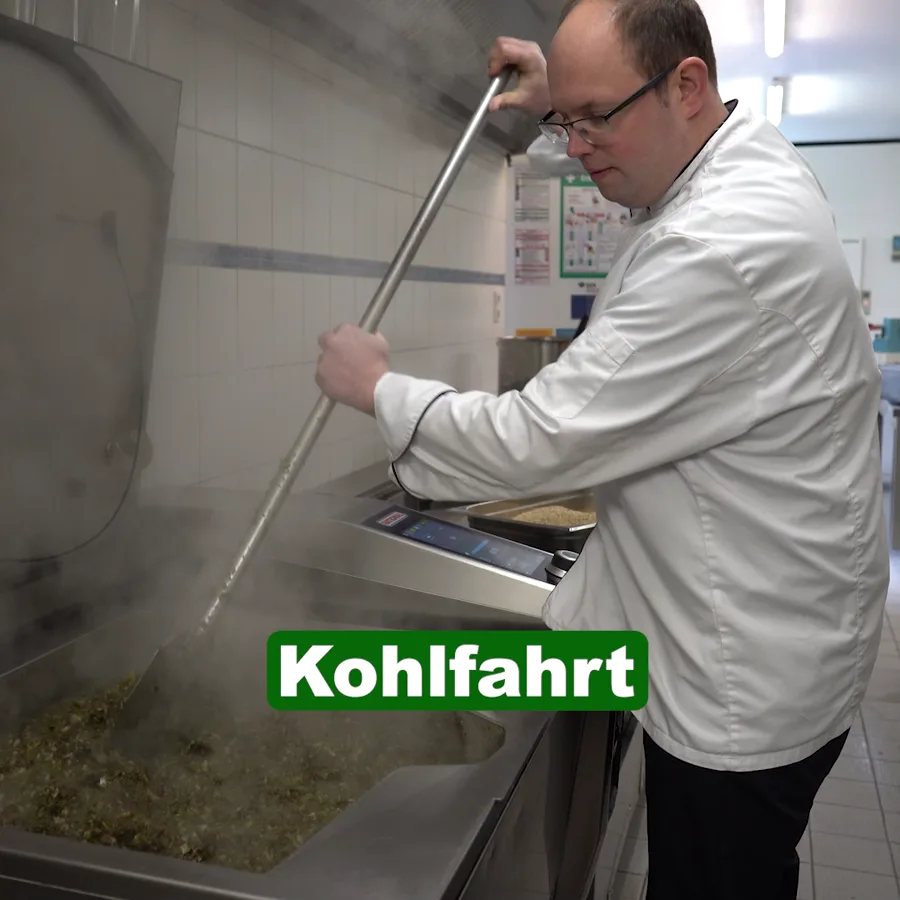 Küchenmeister bei der Zubereitung des Grünkohls